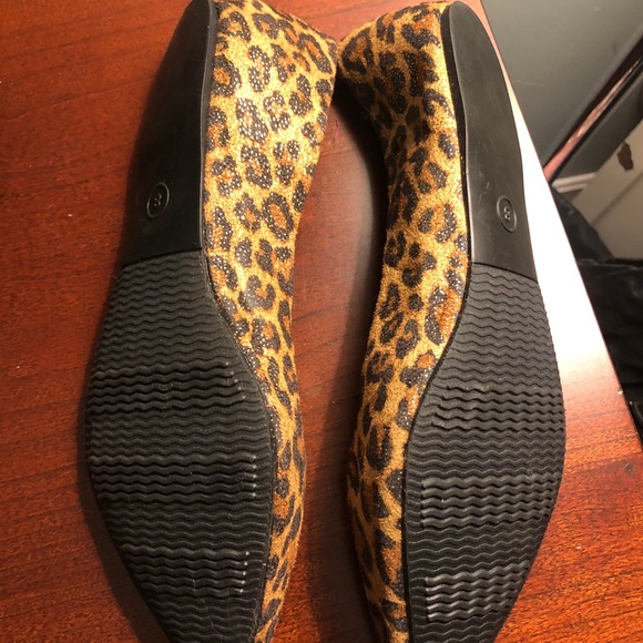 Size 8 gold dot leopard flats in vguc - Picture 3 of 4